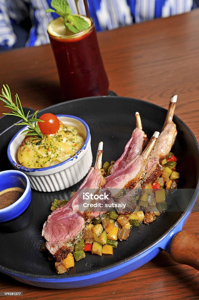 Bistec de cordero a la parrilla - Foto de stock de Acero libre de derechos