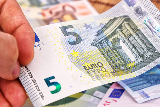 nuovo banconota da cinque euro - five euro banknote new paper currency currency foto e immagini stock