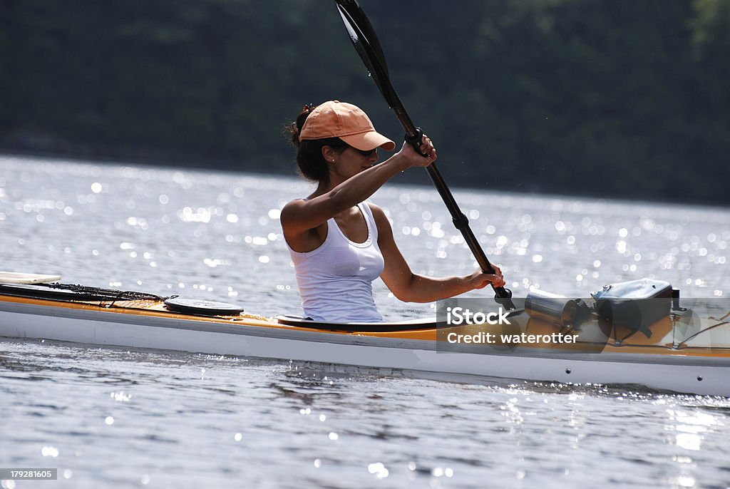 Chica con luz natural en Kayak - Foto de stock de Actividad libre de derechos