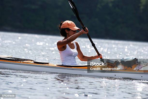 Chica Con Luz Natural En Kayak Foto de stock y más banco de imágenes de Actividad - Actividad, Actividades recreativas, Actividades y técnicas de relajación