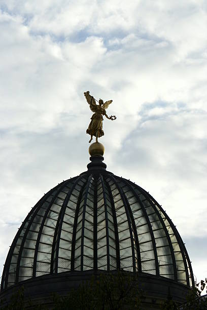 dresden, kunstakademie - goldengel - fotografias e filmes do acervo