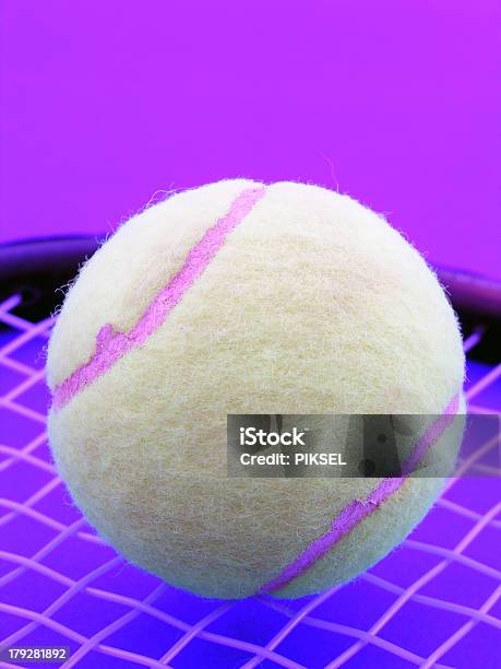 Palla Da Tennis E Racchetta - Fotografie stock e altre immagini di Attività ricreativa - Attività ricreativa, Attrezzatura, Composizione verticale