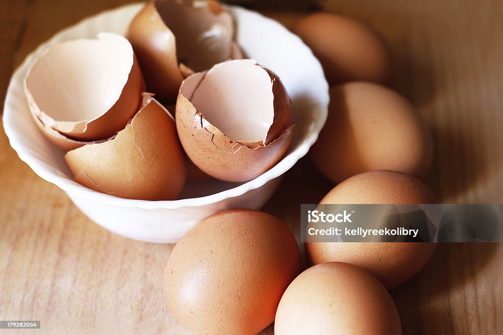 Durchgehender Eier und leeres Kinder in Weiß Schüssel - Lizenzfrei Ei Stock-Foto