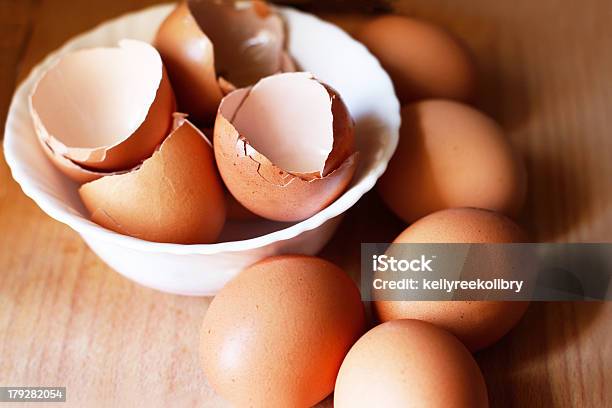 Durchgehender Eier Und Leeres Kinder In Weiß Schüssel Stockfoto und mehr Bilder von Ei