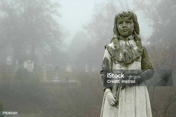 Recordar Mary - Fotografias de stock e mais imagens de Adolescente - Adolescente, Lápide, Atormentado