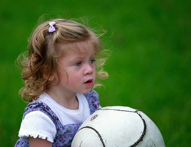 attesa per play - soccer action child purple foto e immagini stock