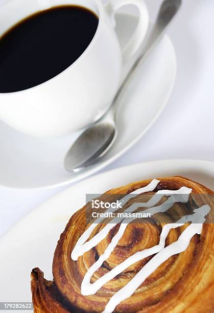 Кофе И Датская Сдоба — стоковые фотографии и другие картинки Ароматический - Ароматический, Без людей, Блюдце