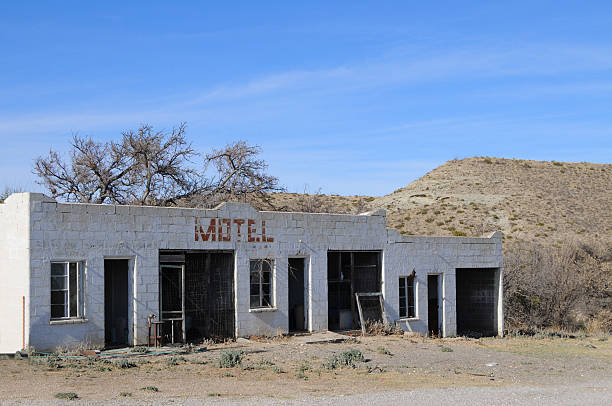 istock Ruined motel in the American West 179282625