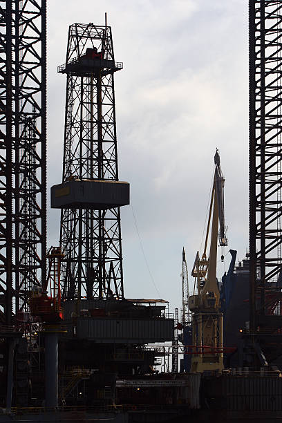 plataforma petrolífera e de guindaste - crane oil well derrick crane floating oil production platform imagens e fotografias de stock