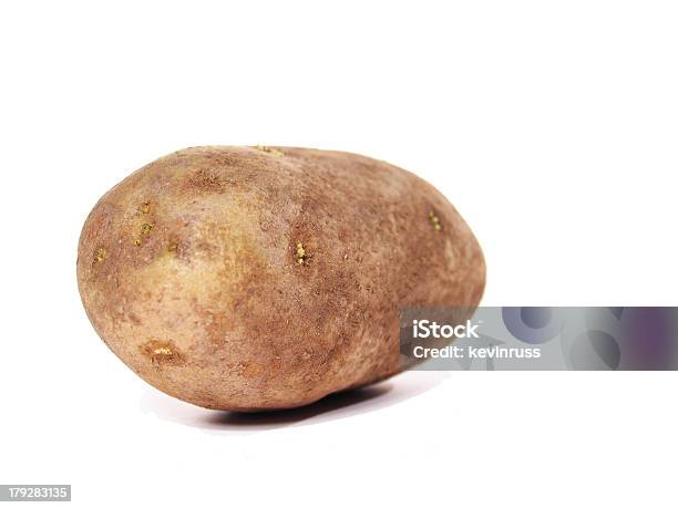 Einzelne Potatoe Auf Weißem Hintergrund Stockfoto und mehr Bilder von Braun - Braun, Extreme Nahaufnahme, Fotografie