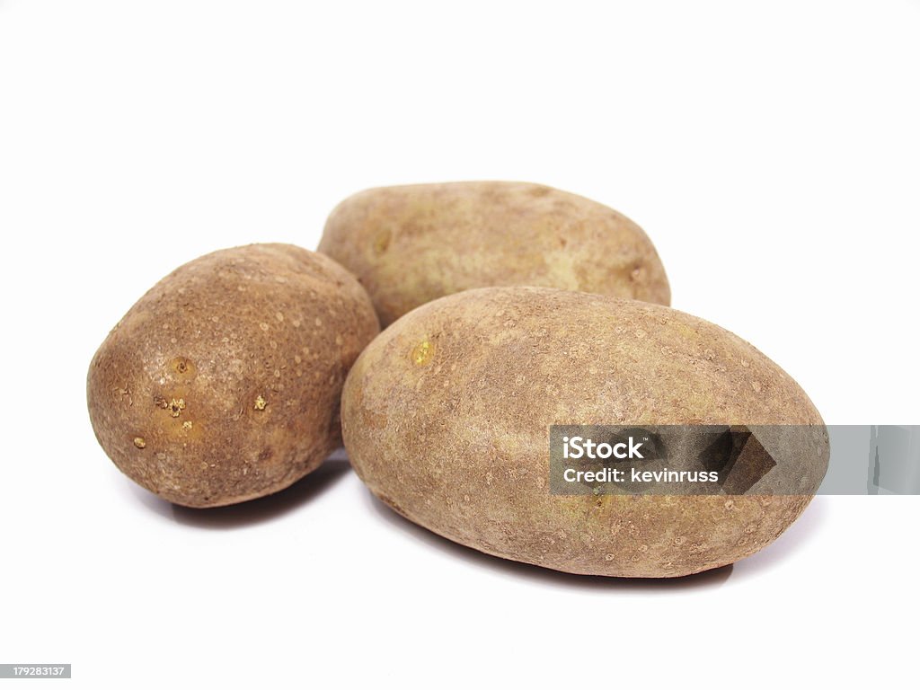 Três Raw batatas em fundo branco - Foto de stock de Alimentação Saudável royalty-free