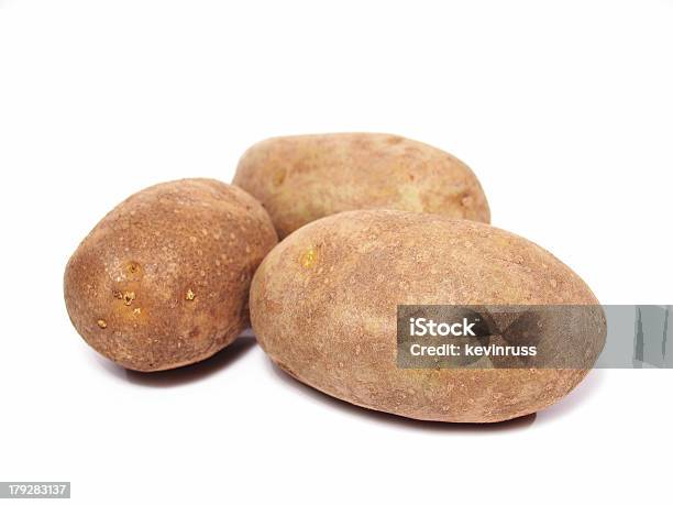 Foto de Três Raw Batatas Em Fundo Branco e mais fotos de stock de Alimentação Saudável - Alimentação Saudável, Almoço, Batata - Tubérculo