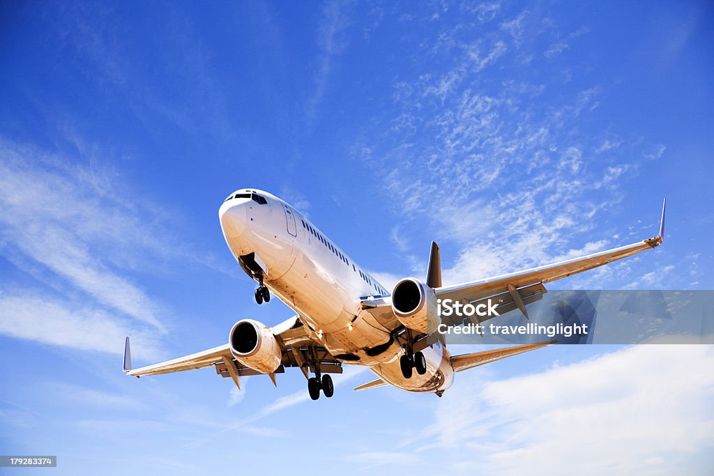 Jet Avion atterrissant du superbe ciel bleu été - Photo de Arrivée libre de droits