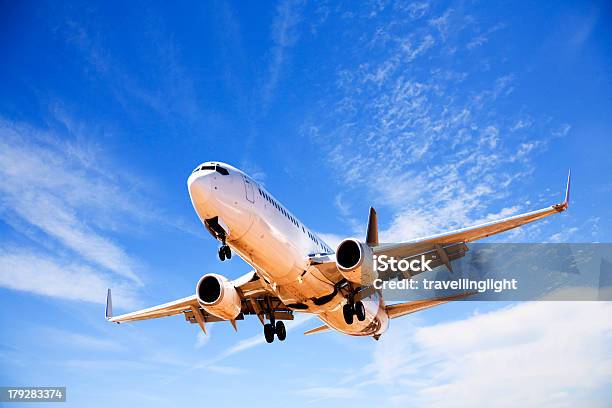 제트 비행기 상륙용 메트로폴리스 아름다운 블루 Summer Sky 0명에 대한 스톡 사진 및 기타 이미지 - 0명, 구름이 짙게 낀 하늘, 날기