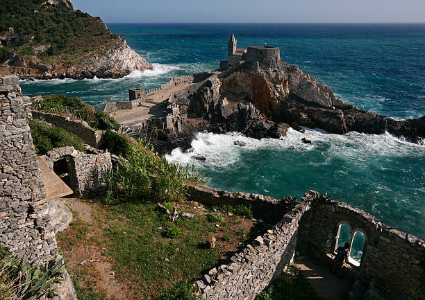 Vista da Igreja de San Pietro em Portovenere - fotografia de stock