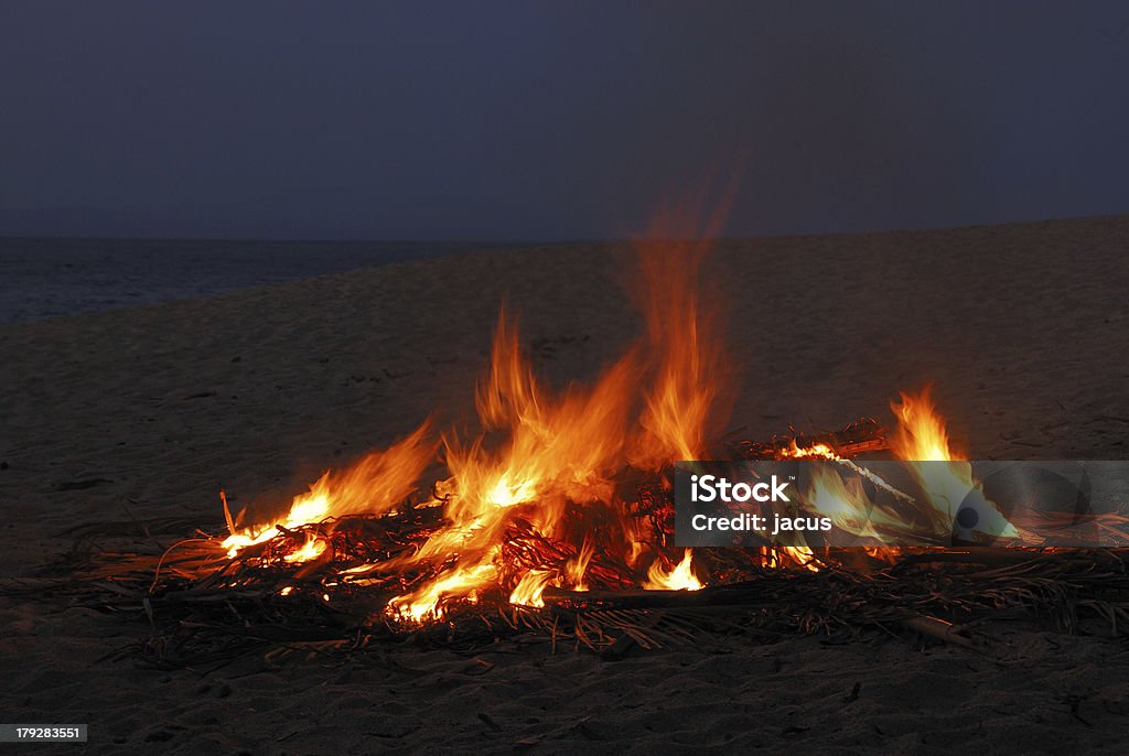 숙박 모닥불 - 로열티 프리 0명 스톡 사진