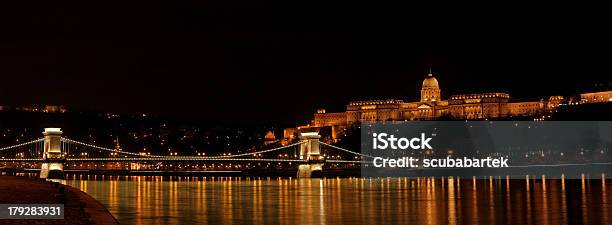 Castelo De Buda E Széchenyi Ponte Das Correntes - Fotografias de stock e mais imagens de Acender - Acender, Arquitetura, Barroco