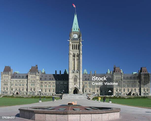 Парламент Канады Весной — стоковые фотографии и другие картинки Возвышенность - Возвышенность, Здание парламента, Оттава