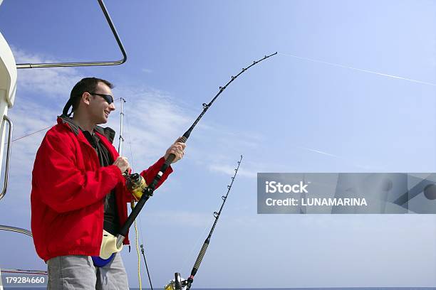 Photo libre de droit de Pêcheur De La Pêche Au Thon Gros Sur Le Bateau banque d'images et plus d'images libres de droit de Pêche au gros - Pêche au gros, Hommes, Transport nautique