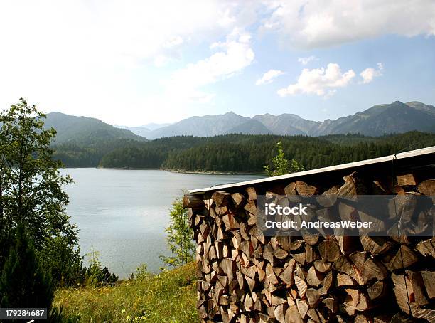 Foto de Alpenlago Eibsee Bei Garmischpartenkirchen Zugspitze e mais fotos de stock de Alemanha