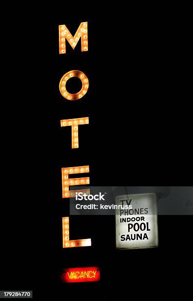 Neon Motelschild Beleuchtet Stockfoto und mehr Bilder von Ausverkauf - Ausverkauf, Motel, Alt