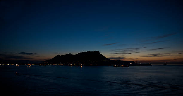 rochedo de gibraltar silhueta - rock of gibraltar - fotografias e filmes do acervo