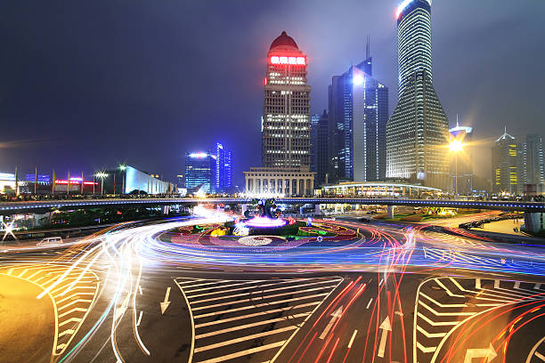 olśniewające tęcza overpass autostrada noc scena w szanghaju - travel urban scene blurred motion shanghai zdjęcia i obrazy z banku zdjęć