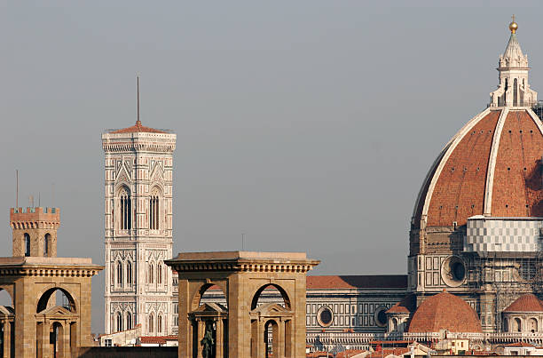 Cтоковое фото Флоренция Дуомо выступающими над крышами