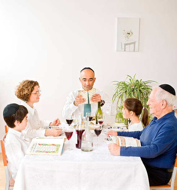 jewish famille célébrant pâque juive - matzo passover seder judaism photos et images de collection