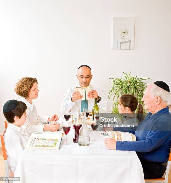 Ebraico Famiglia Celebrando Pasqua Ebraica - Fotografie stock e altre immagini di Pasqua ebraica - Pasqua ebraica, Seder di Pesach, Famiglia