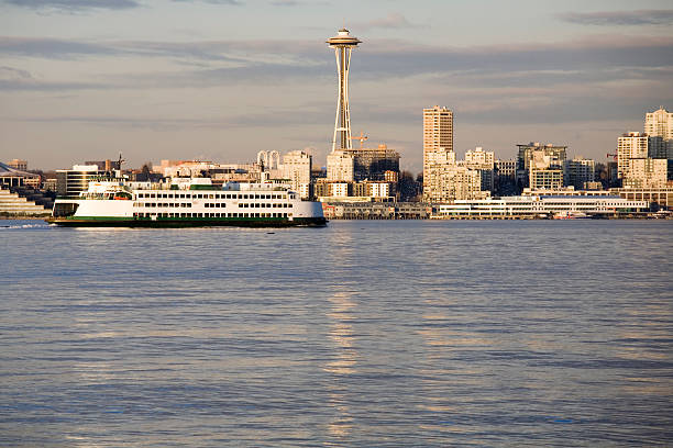 ferry en frente del horizonte de seattle - seattle ferry puget sound sound fotografías e imágenes de stock