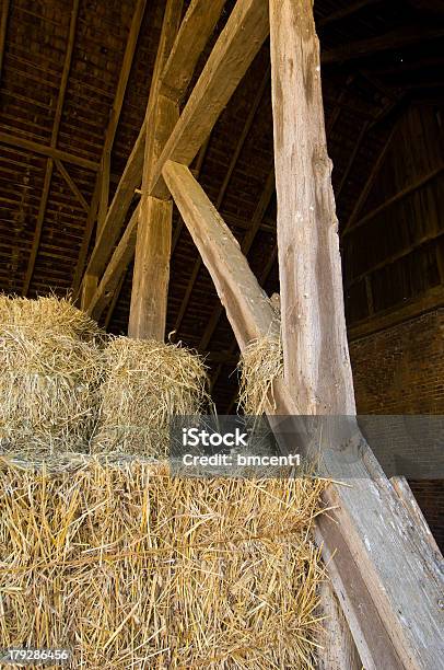 Bailed Hay In Einer Scheune Stockfoto und mehr Bilder von Agrarbetrieb - Agrarbetrieb, Architektonisches Detail, Dachbalken