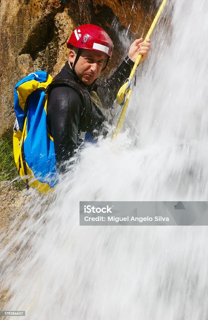 Adverturer rapel decrescente cachoeira - Foto de stock de Abseiling royalty-free