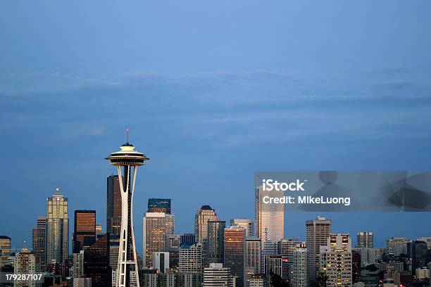 Photo libre de droit de Skyline De Seattle Au Crépuscule banque d'images et plus d'images libres de droit de Seattle - Seattle, Destination de voyage, Horizon urbain