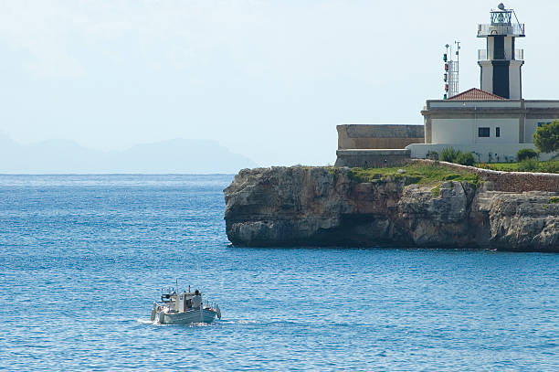 leuchtturm und ruhige see - yacht anchor minorca luxury stock-fotos und bilder
