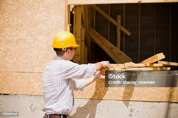 Ingeniero Y Trabajador De Construcción En Sitio Serie Foto de stock y más banco de imágenes de Accesorio de cabeza