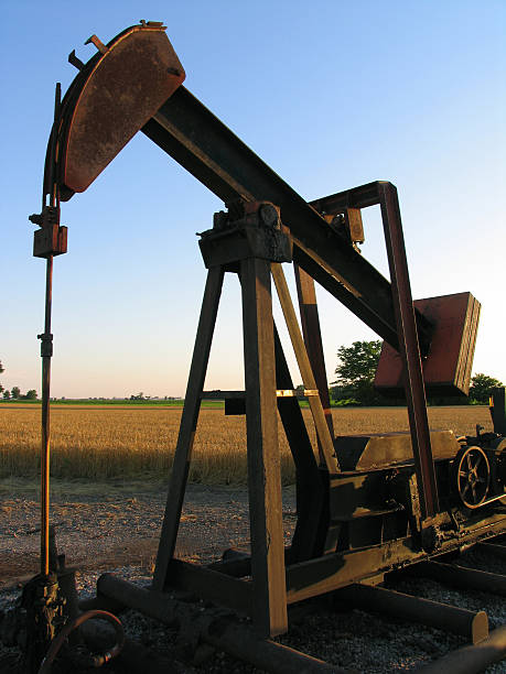 Bomba de petróleo al atardecer - foto de stock