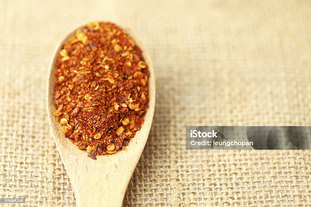 Chili powder auf hölzernen Löffel - Lizenzfrei Gemahlen Stock-Foto