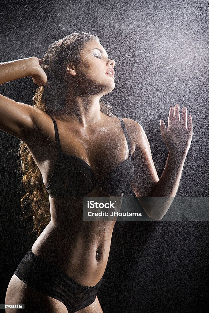 Bella ragazza prendendo una doccia - Foto stock royalty-free di Abbronzatura