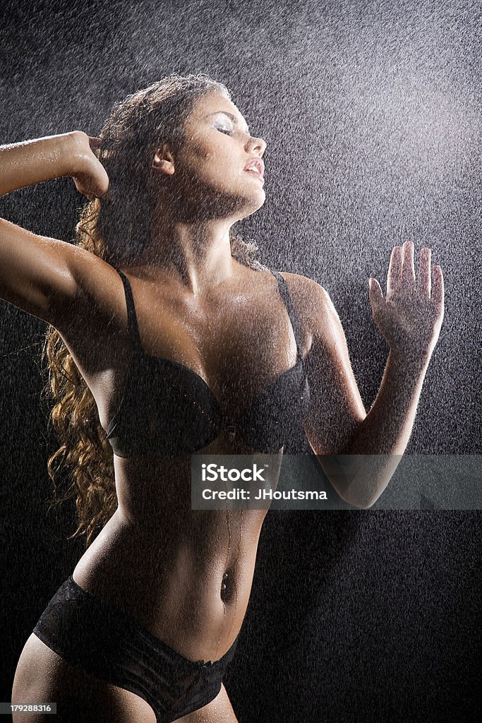 Linda menina tomando chuveiro - Foto de stock de Abdome royalty-free