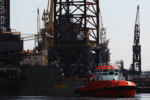 tug e guindaste - crane oil well derrick crane floating oil production platform imagens e fotografias de stock