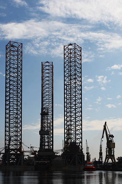 plataforma do céu - crane oil well derrick crane floating oil production platform imagens e fotografias de stock