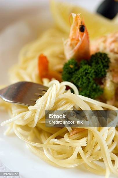 Frische Spaghetti Auf Gabel Nahaufnahme Schießen Stockfoto und mehr Bilder von Essen am Tisch - Essen am Tisch, Essgeschirr, Feinschmecker-Essen