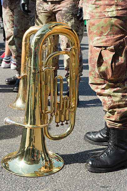 sharpshooter con su instrumento musical - foto de stock