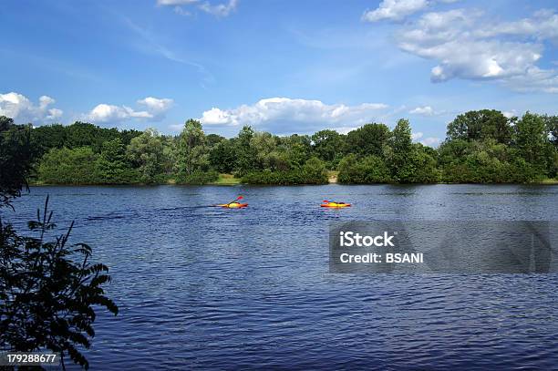 Due Persone In Kayak - Fotografie stock e altre immagini di Acqua - Acqua, Albero, Ambientazione esterna