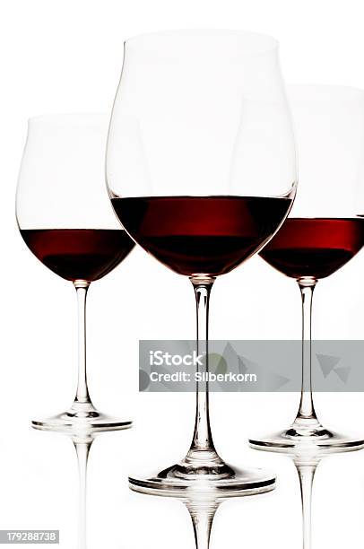 Czerwone Wino - zdjęcia stockowe i więcej obrazów Alkohol - napój - Alkohol - napój, Bez ludzi, Białe tło