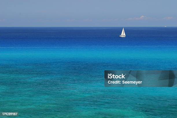 Weiße Segelboot Vor Der Coral Reef Stockfoto und mehr Bilder von Antigua - Inseln unter dem Winde - Antigua - Inseln unter dem Winde, Bildhintergrund, Blau