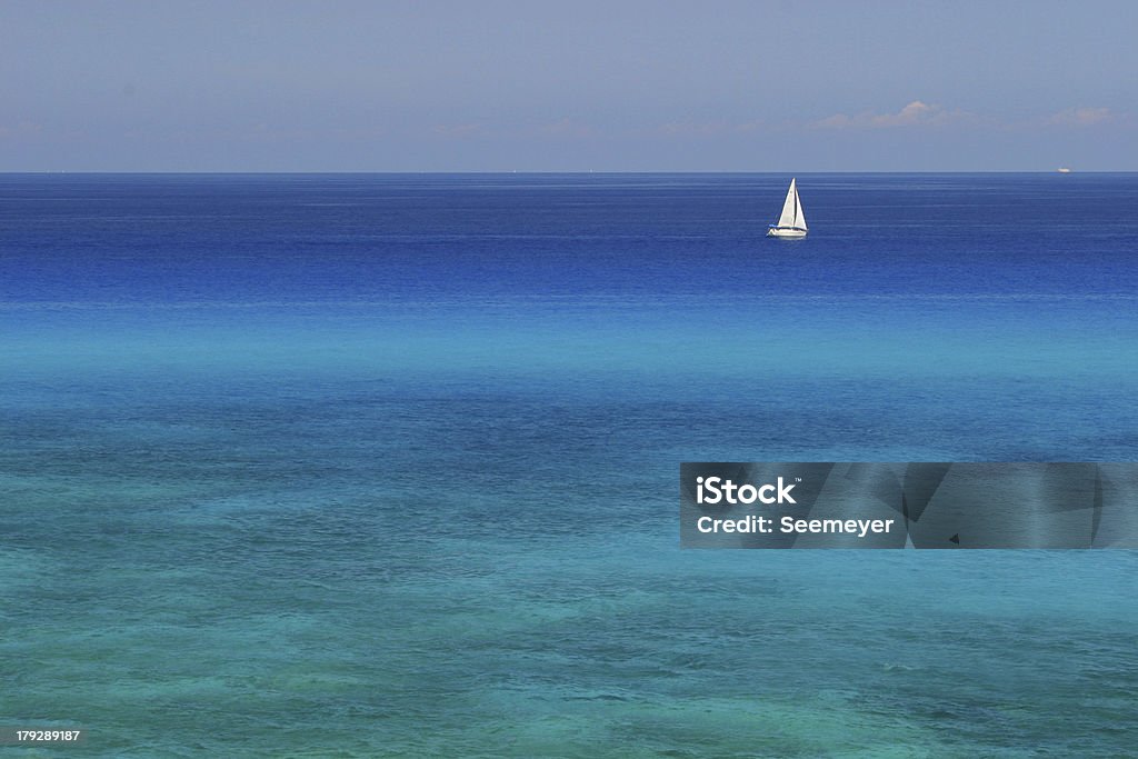 Blanc Bateau à voile devant un récif de corail - Photo de Angle de prise de vue libre de droits