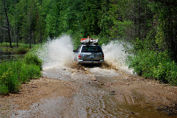 fahren in der bush - sports utility vehicle 4x4 car mud stock-fotos und bilder