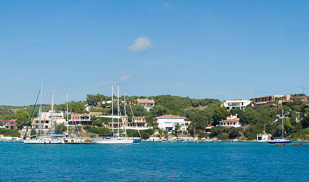 villas y al puerto - yacht anchor minorca luxury fotografías e imágenes de stock